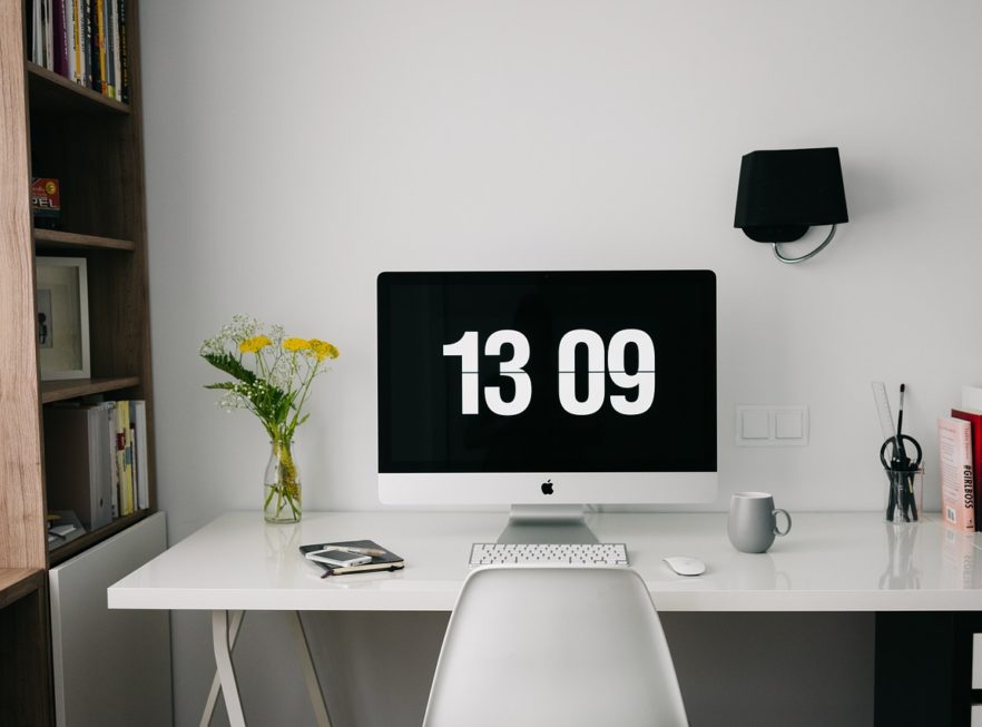 Schreibtisch mit iMac
