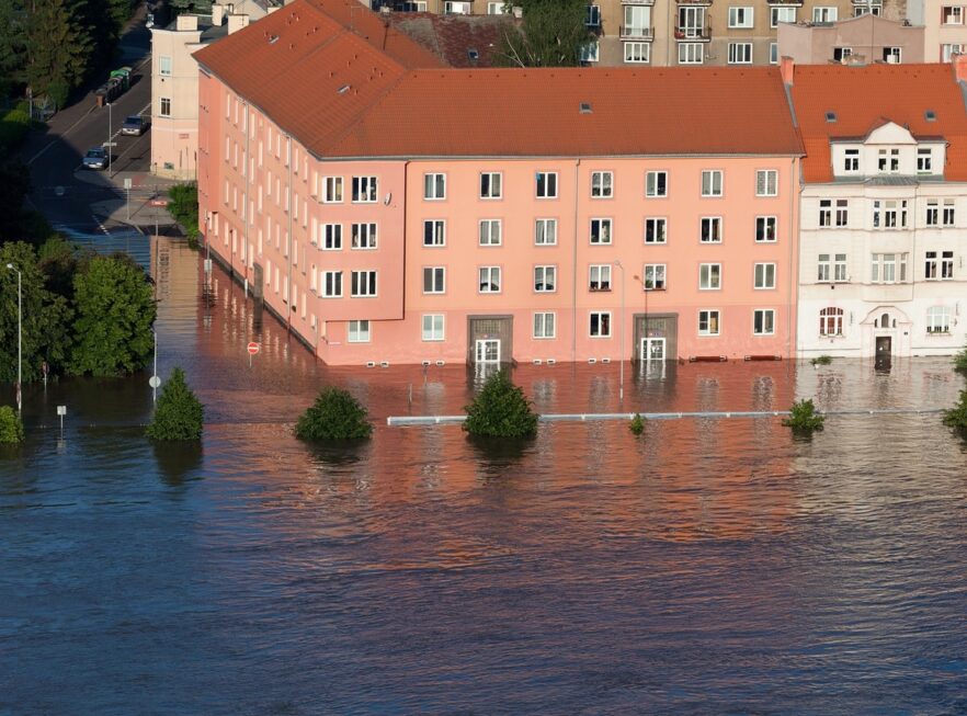 Hausbesitzerinnen und -besitzer sollten nicht warten, bis die Flut kommt. Wer rechtzeitig etwas tut, kann oft das Schlimmste verhindern. An erster Stelle steht immer eine Risikoanalyse für das eigene Gebäude