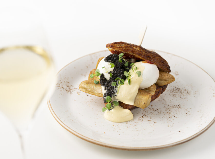 Im New Yorker Waldorf Astoria wurden sie erfunden, im Berliner Waldorf Astoria werden sie gefeiert: die Eggs Benedict, stilgemäß mit Champagner
