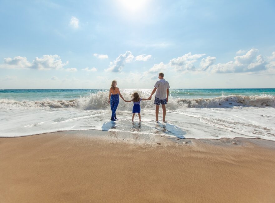 junge Familie am Strand
