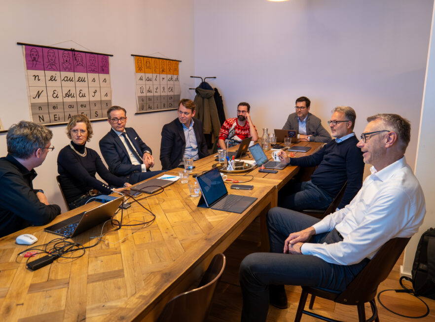 Im Rahmen der Investorentagung in Hamburg präsentierte die cpit comparit GmbH am 12.12.2023 den Vertretern ihrer Investoren netfonds, blaudirekt und Maxpool einen umfassenden Überblick über den aktuellen Stand der Entwicklung der neuen Versicherungsvergleichsrechner und gab Einblicke in zukünftige Schritte des Unternehmens.