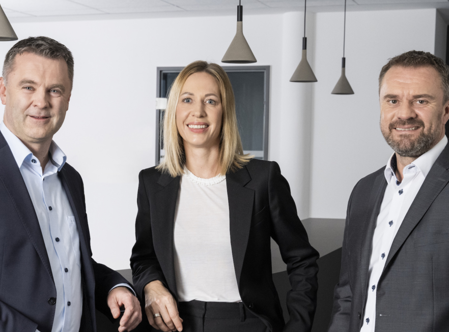 Ronny Reißmann (links), Jessica Tröger (Mitte) und der Vorstandsvorsitzende Helmut Hollweck (rechts)) © PSD Bank