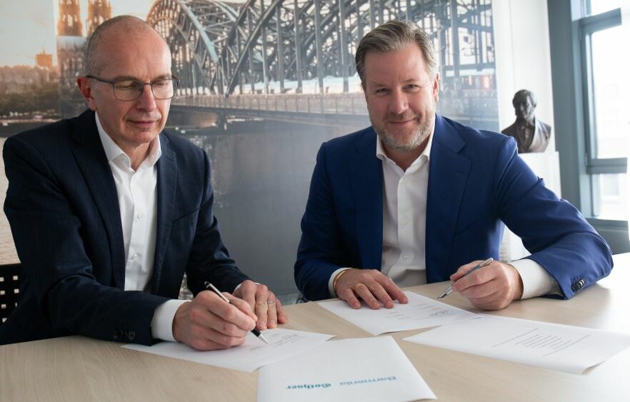 Dr. Andreas Eurich (links) und Oliver Schoeller bei der Unterzeichnung der Fusionsverträge